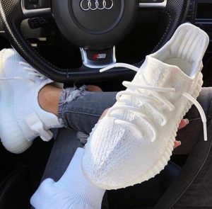 Read more about the article MODEL ADIDAS YEZZY BOOST 350 TRIPLE WHITE 2199/-