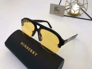 Read more about the article Burberry Wayfarer Unisex 2399/-