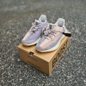 Read more about the article Yeezy 350 Men & Women 3599/-